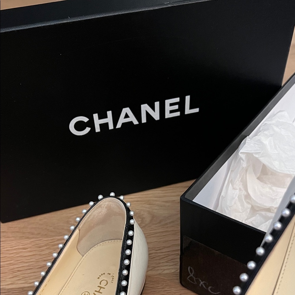 CHANEL Pearl Black Cream Lambskin CC Ballet Cap toe Flats 2016 - Picture 2 of 16